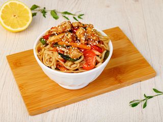 ვოკი ქათმის ბოსტნეულით და სოუსით - 350 გრ