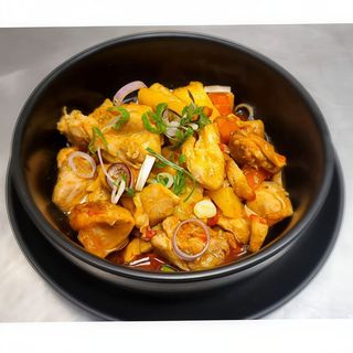 Plato de pollo al curry acompañado de arroz