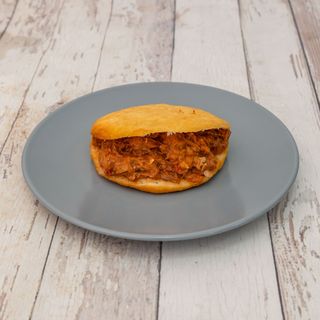 Arepa de carne mechada
