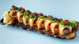 Запеченная Филадельфия с чука салатом