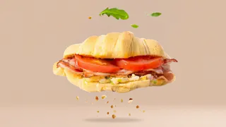 Brioche z pastą jajeczną i pieczonym boczkiem