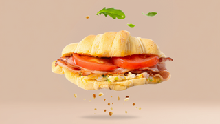 Brioche z pastą jajeczną i pieczonym boczkiem