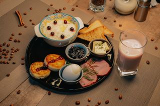 Традиционный завтрак с рисовой кашей