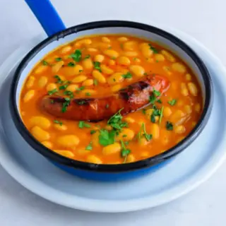 Tavče sa ili bez kobasicom i kupus salata