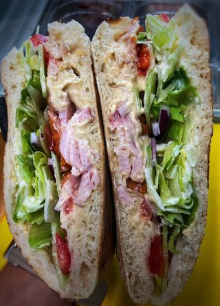 Сандвич хумус и пиле