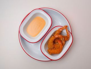 Креветки кріспі з соусом кімчі.