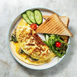 Омлет с курицей и грибами