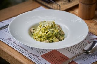 Pasta cu pui, spanac și usturoi