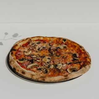 Pizza Prosciutto e Funghi