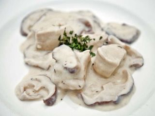 Pileći medaljoni u curry sosu sa šampinjonima