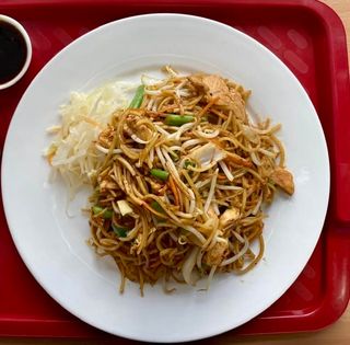 19 Smażony makaron z kurczakiem i warzywami