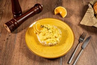 Creveţi în sos de portocale cu orez şi porumb