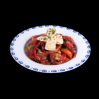 Ensalada de tomate rosa y bonito del norte