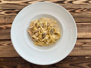 Паста з куркою та грибами