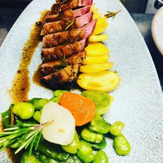 Piept de rata cu sos de rozmarin si legume