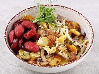 Картопля смажена з шинкою та ковбасками