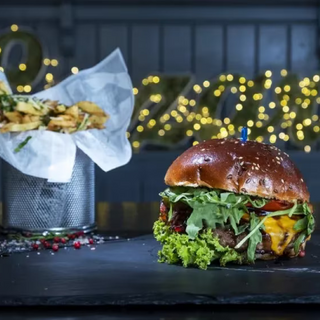 Hamburger Lazarini cu cartofi cu usturoi și parmezan