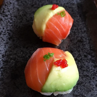 324. Temari salmone avocado (2pz)手鞠三文鱼球