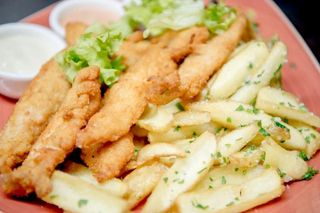 Chicken fingers cu cartofi pai