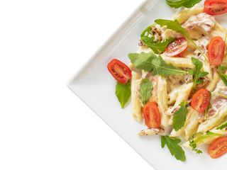 Penne w sosie śmietanowym z rukolą