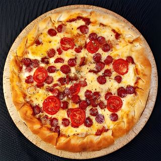 Пицца BBQ с охотничьими колбасками халяль