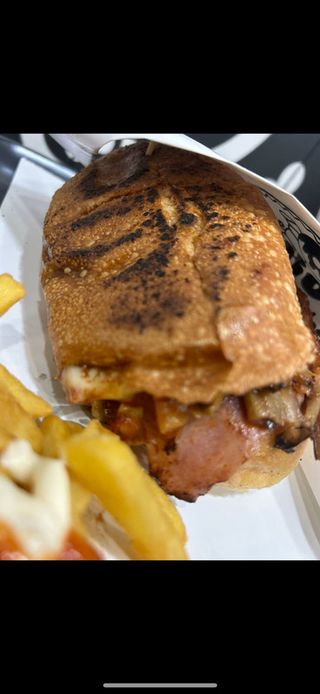 Panino con salsiccia, provola e frigitelli