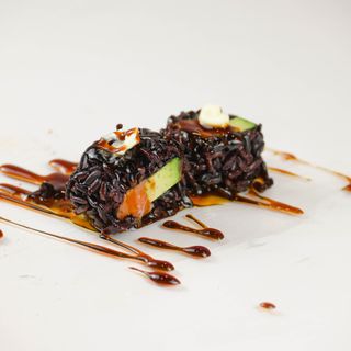 rollo negro de salmon y aguacate 8U