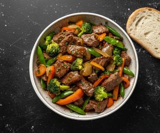 Legumes Sautés, Viande Émincés & Pain