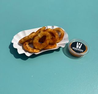 Хрупкави лучени кръгчета с Wurstrasse сос