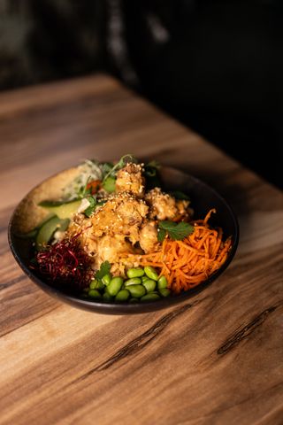Poke bowl z chrupiącym kurczakiem