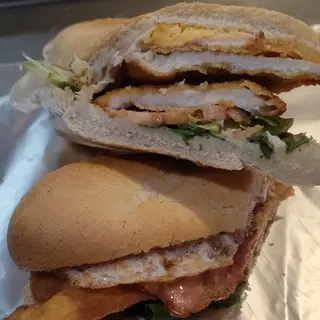 Bocadillo de Pechuga Empanada Especial y Papas fritas