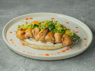 Ніжний курячий шашлик зі свіжоспеченою пітою та свіжим салатом