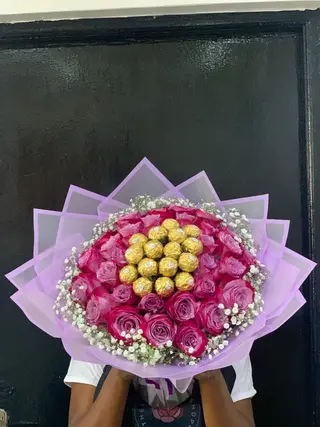 A Mix Roses & Chocolates Bouquet