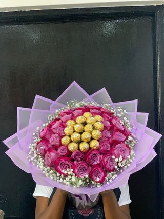 A Mix Roses & Chocolates Bouquet
