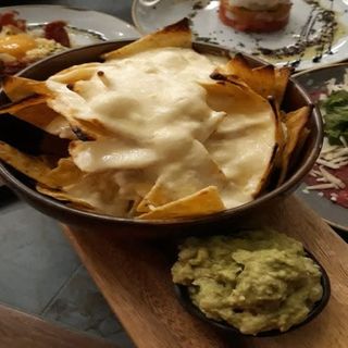 Nachos Con Queso Y Guacamole