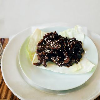 Tiras de solomillo de ternera caramelizado a la naranja con miel