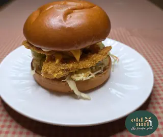 Crispy burger cu cartofi prajiti..