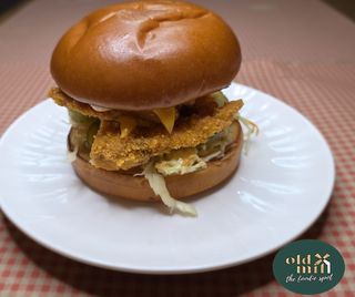 Crispy burger cu cartofi prajiti..