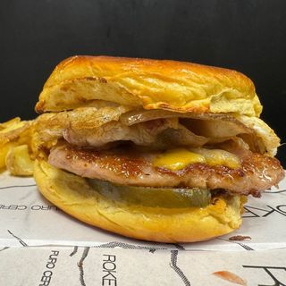 Burger con salsa de curry-mango y bacon