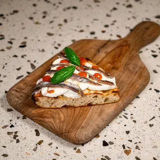 Focaccia con bufala e alici