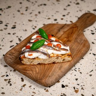 Focaccia con bufala e alici