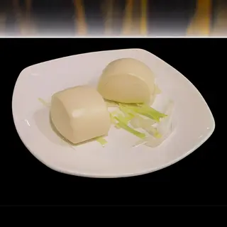 Panino al vapore con erba cipollina. toufu e uova