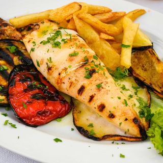 Calamares a la plancha con patatas /Grilled calamares with chips