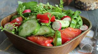 Зеленый салат со свежими овощами и фруктами