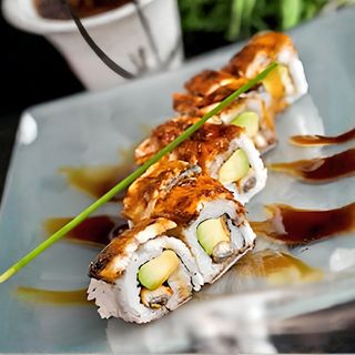 Sushi Uramaki Especial Anguila (4 Uds.)