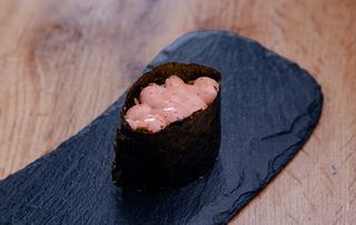 Гункан с лососем терияки (53 г)