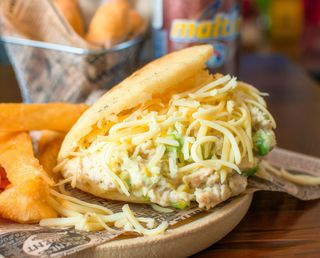 Menú arepa sifrina  + acompañamiento + bebida