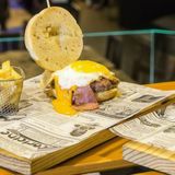 hamburguesa come huevo
