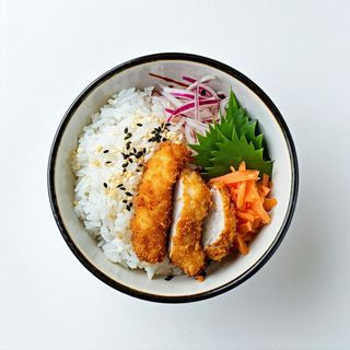 Uramaki di riso con tonkatsu