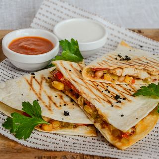 Кесадилья с цыплёнком и овощами